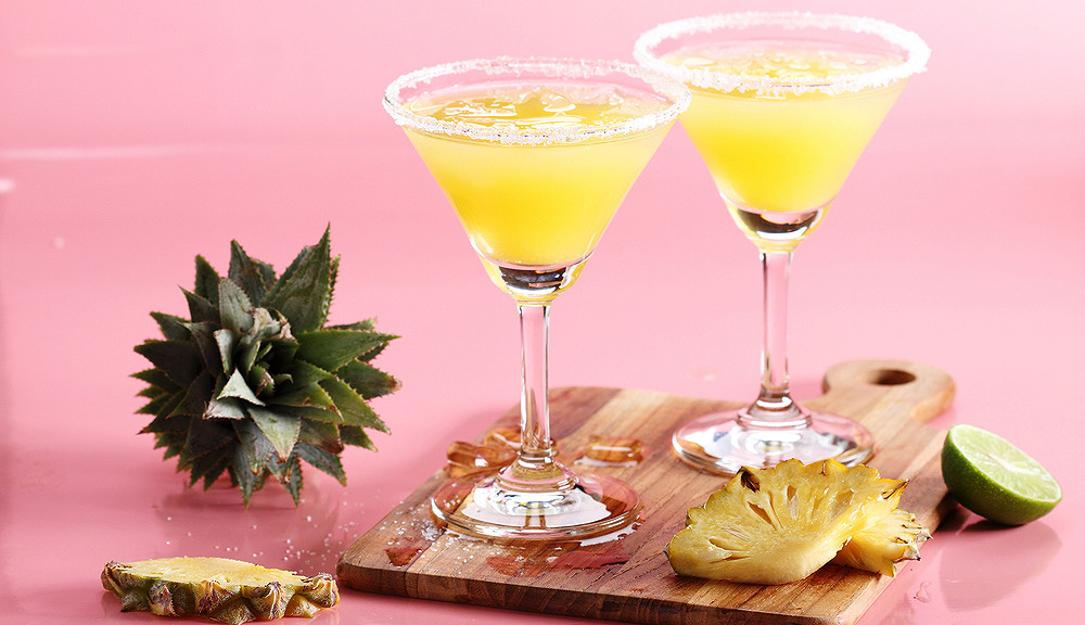 i16467 cocktail cendrillon dans des verres a cocktail tranches d ananas et citron vert